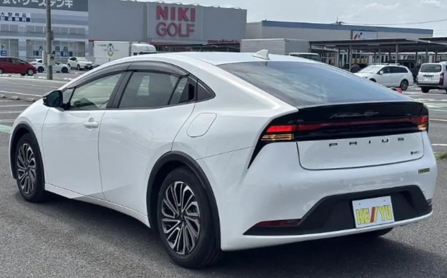 TOYOTA PRIUS 2023 PACKAGE X PEARL WHITE - image 4