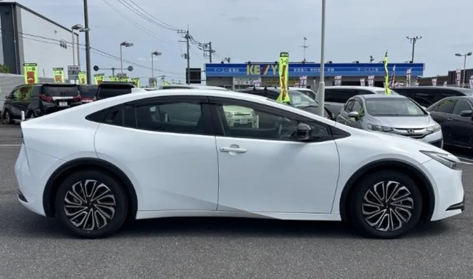 TOYOTA PRIUS 2023 PACKAGE X PEARL WHITE - image 6