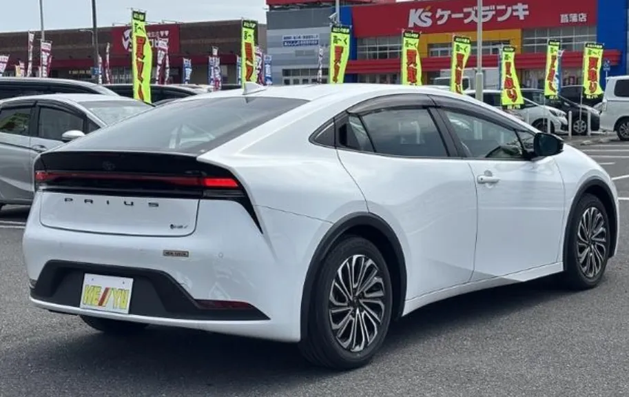 TOYOTA PRIUS 2023 PACKAGE X PEARL WHITE - image 9