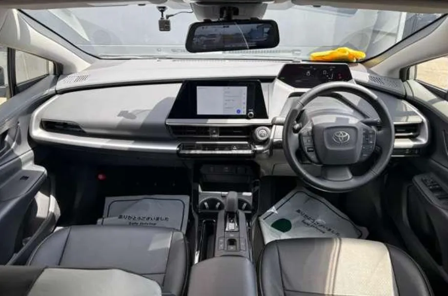 TOYOTA PRIUS 2023 PACKAGE X SILVER - image 7