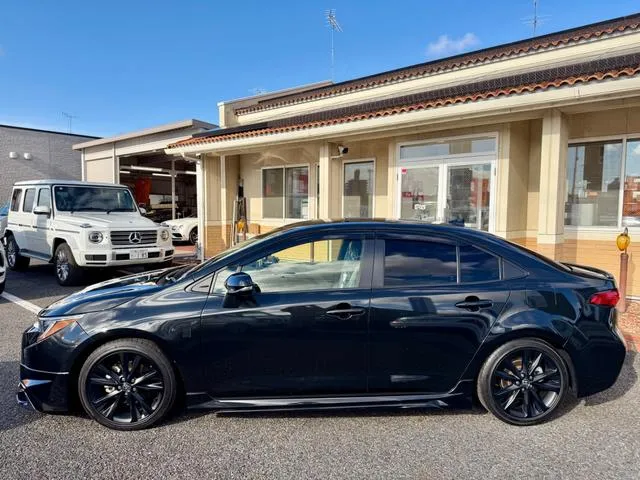 Corolla Sedan Black - image 9