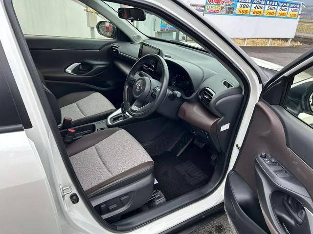 YARIS CROSS Z 2022 WHITE - image 4