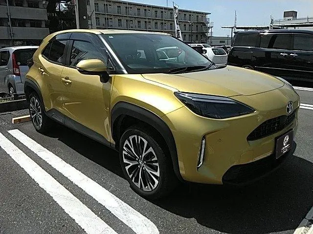 YARIS CROSS Z 2022 GOLD - image 1