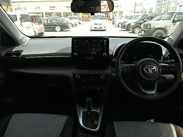 YARIS CROSS Z 2022 GOLD - image 2