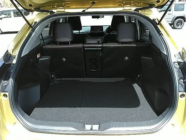 YARIS CROSS Z 2022 GOLD - image 7