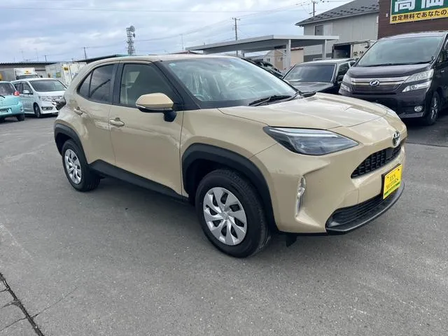 Yaris cross 2021 Z light Gold - image 1