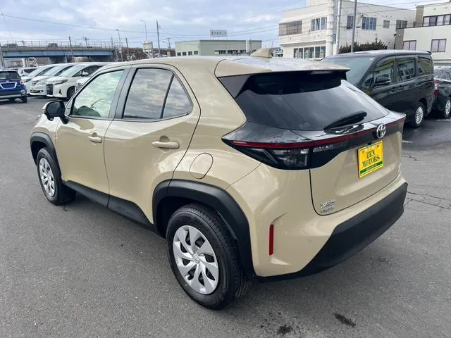 Yaris cross 2021 Z light Gold - image 3