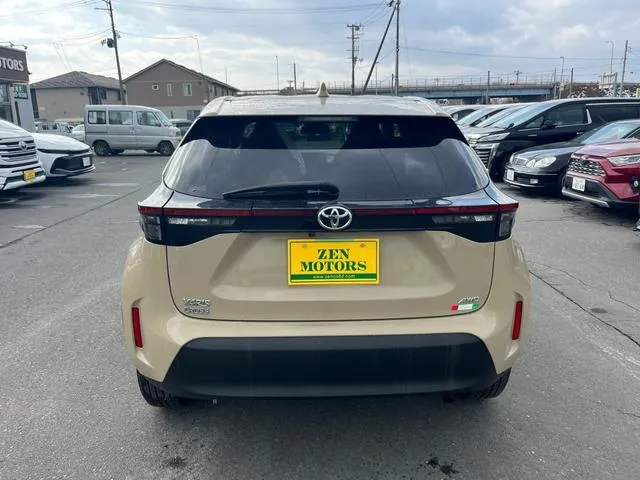 Yaris cross 2021 Z light Gold - image 4