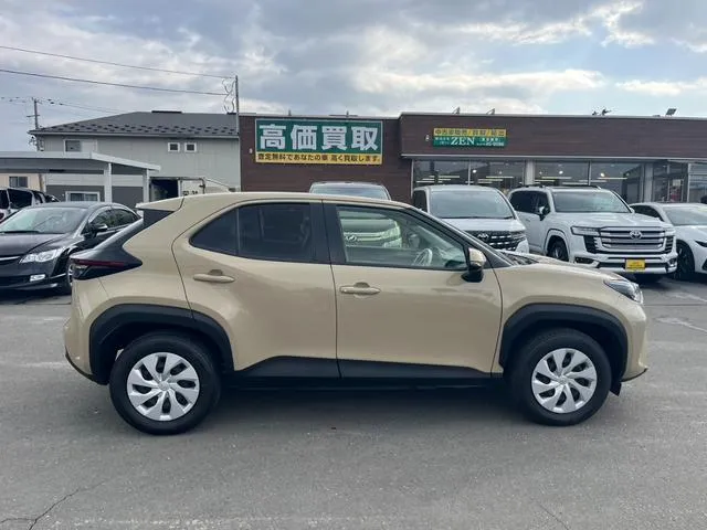 Yaris cross 2021 Z light Gold - image 5