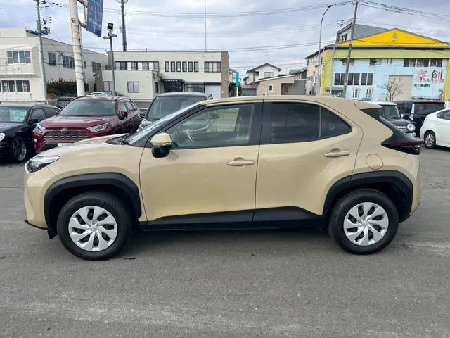 Yaris cross 2021 Z light Gold - image 6