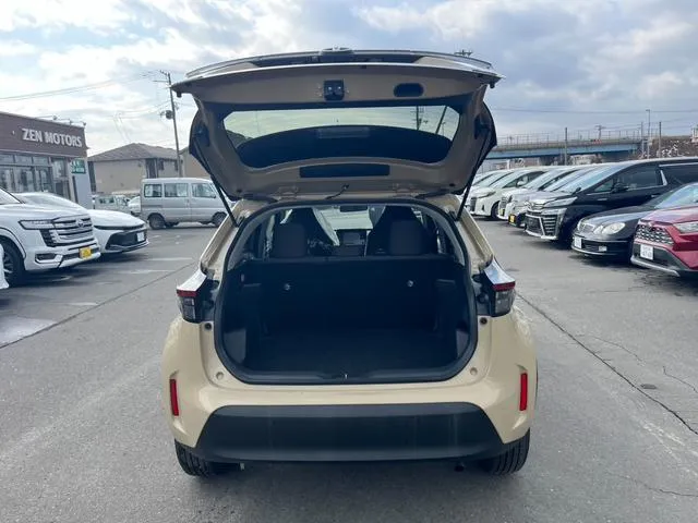 Yaris cross 2021 Z light Gold - image 7