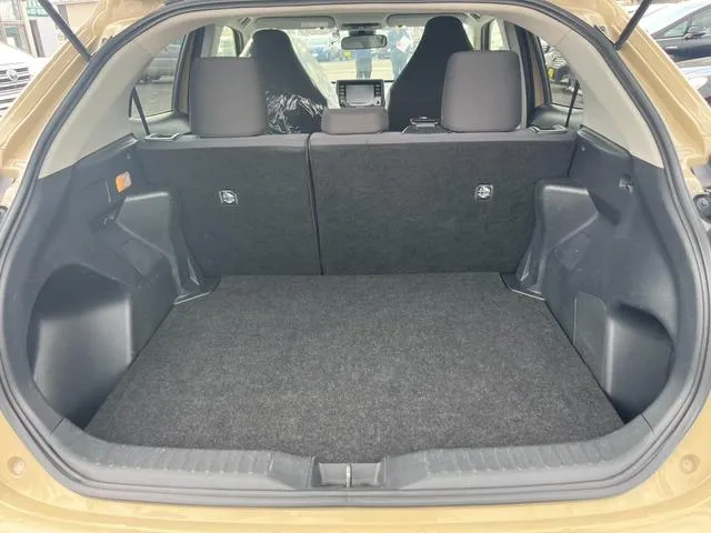Yaris cross 2021 Z light Gold - image 8
