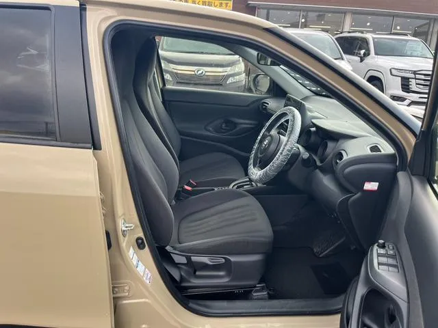 Yaris cross 2021 Z light Gold - image 9