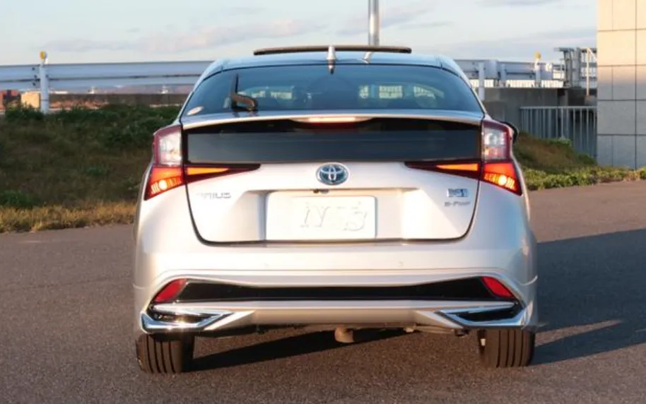 PRIUS 2021 A PREMIUM SILVER - image 4