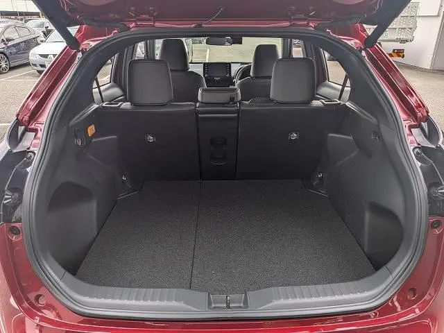 YARIS CROSS Z 2022  RED WINE - image 4