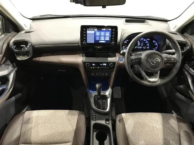 YARIS CROSS Z 2022 SILVER - image 2