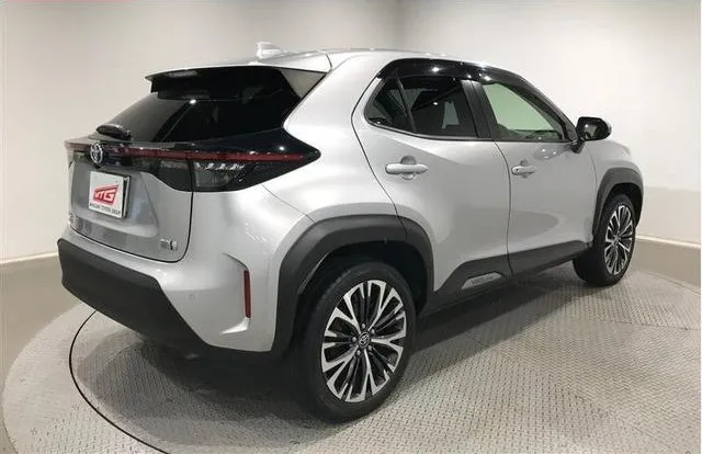 YARIS CROSS Z 2022 SILVER - image 9