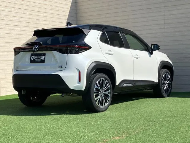 YARIS CROSS Z 2022 PEAR WHITE 2 TONE - image 2