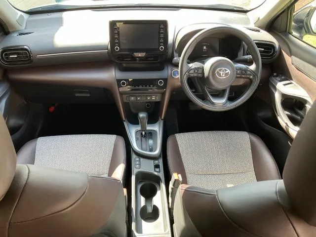 YARIS CROSS Z 2022 PEAR WHITE 2 TONE - image 3