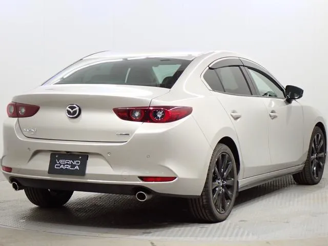 MAZDA3 SEDAN 15S TOURING WHITE 2022 - image 2