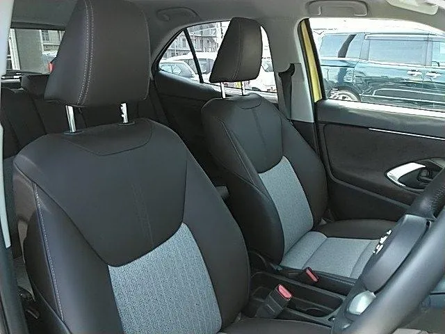 YARIS CROSS Z 2022 GOLD - image 4
