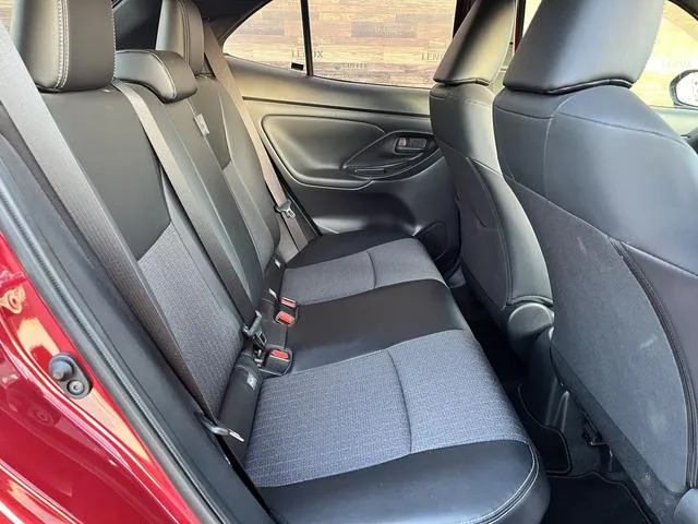 YARIS CROSS Z 2023 RED WINE - image 4