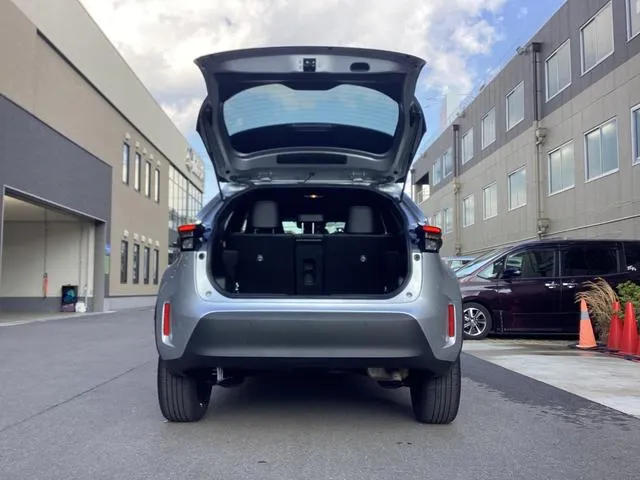 YARIS CROSS Z 2023 SILVER - image 3