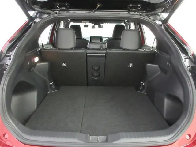 YARIS CROSS Z 2023 RED - image 4