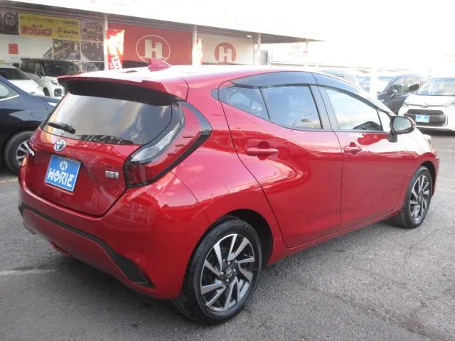 TOYOTA AQUA G RED M 2023 - image 7