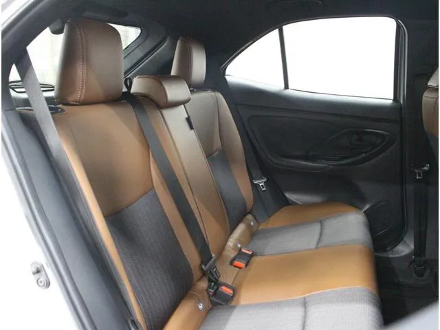 YARIS CROSS 2023 SILVER Z ADVENTURE - image 3