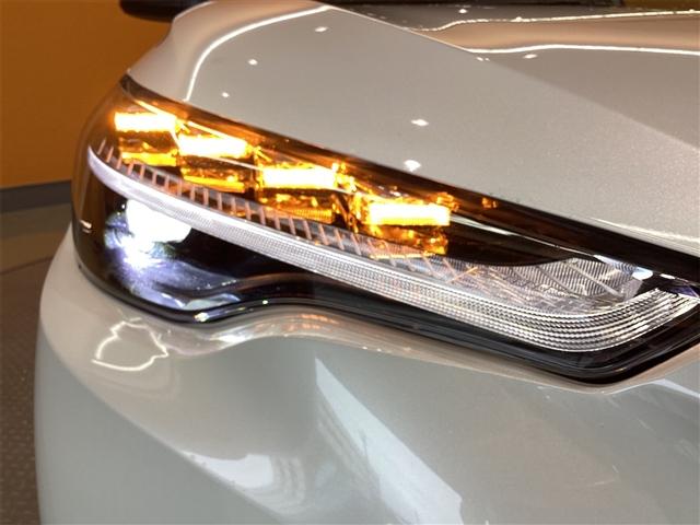 Toyota Corolla Cross Hybrid Z White - image 8