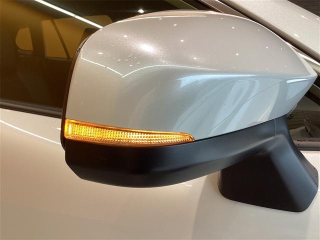 Toyota Corolla Cross Hybrid Z White - image 9