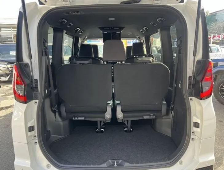 Toyota Noah 2022 Sz Package Pearl - image 3