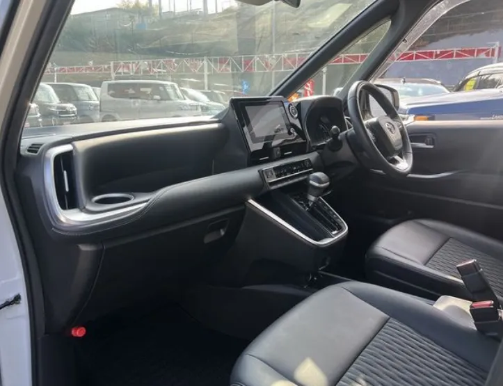 Toyota Noah 2022 Sz Package Pearl - image 7