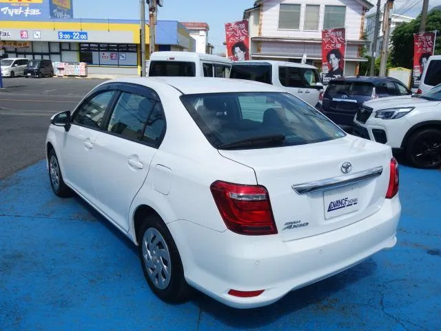 Toyota corolla axio Ex 2021 white - image 4