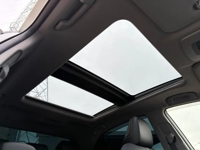 Toyota Camry Ws Leather Package  2022 White - image 3