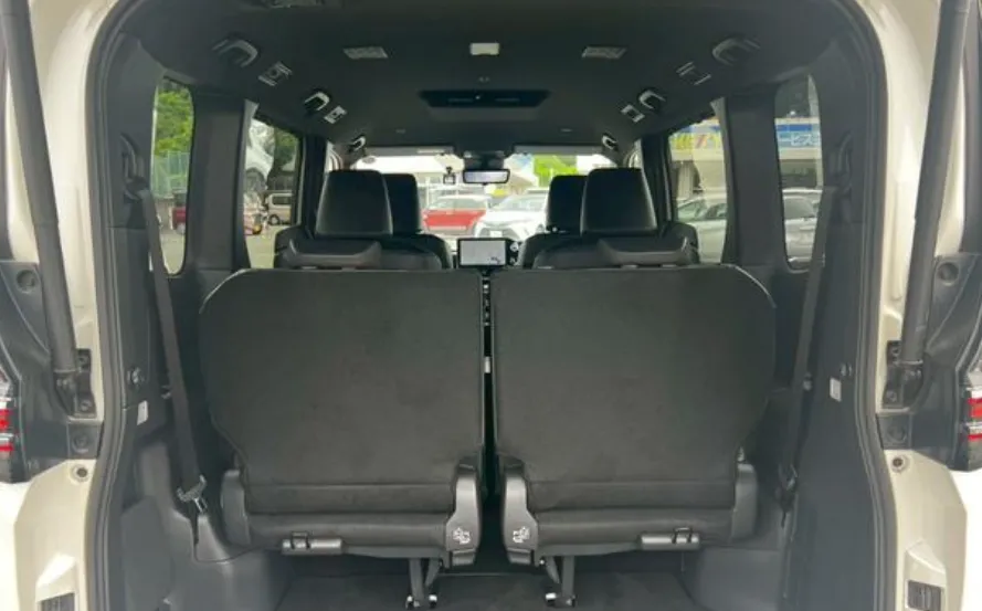 Thumbnail image 2 for TOYOTA VOXY 2023 HYBRID SZ PACKAGE PEARL COLOU