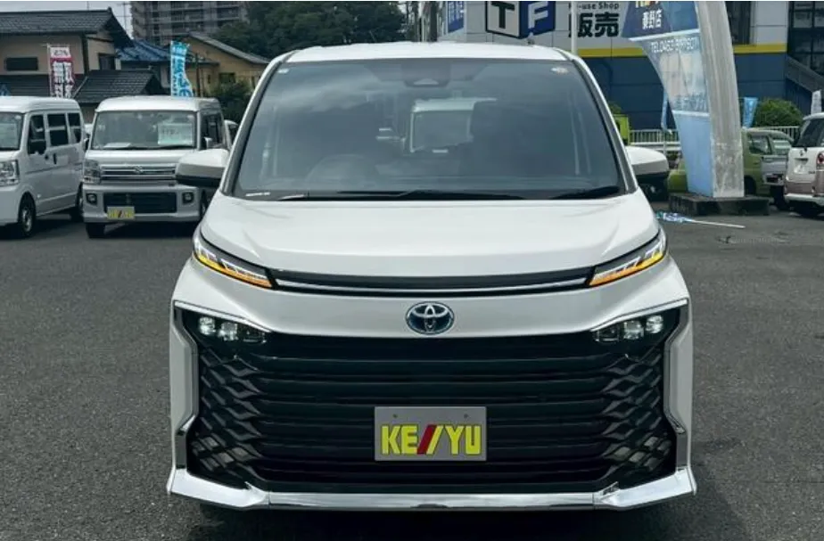 Thumbnail image 5 for TOYOTA VOXY 2023 HYBRID SZ PACKAGE PEARL COLOU