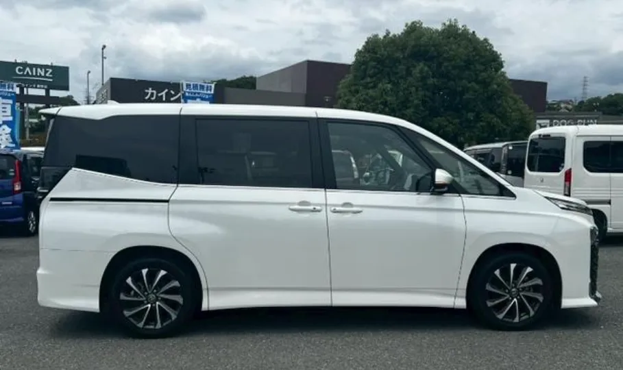 Thumbnail image 7 for TOYOTA VOXY 2023 HYBRID SZ PACKAGE PEARL COLOU