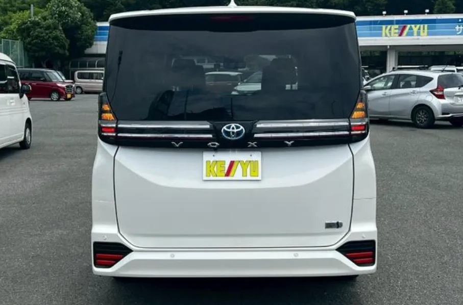 Thumbnail image 8 for TOYOTA VOXY 2023 HYBRID SZ PACKAGE PEARL COLOU