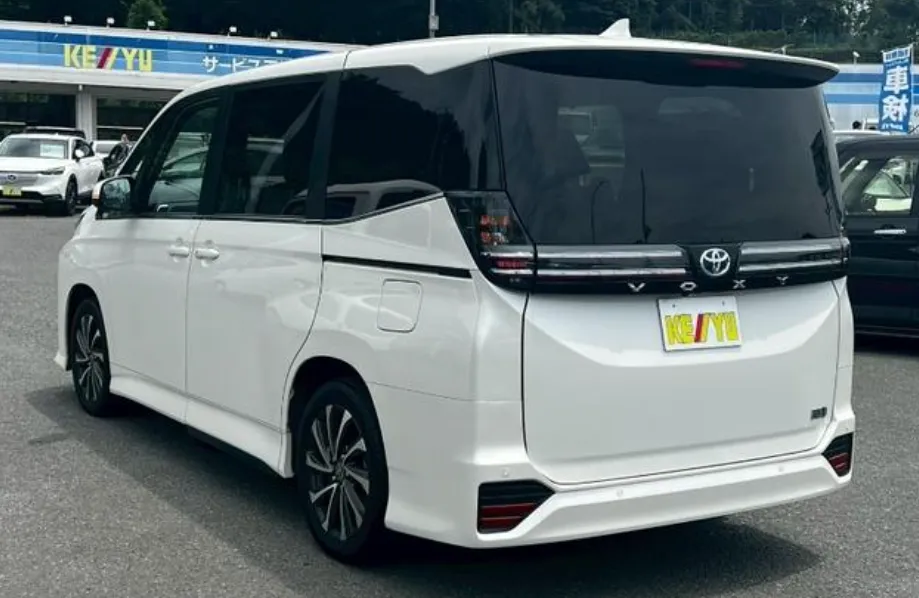 Thumbnail image 9 for TOYOTA VOXY 2023 HYBRID SZ PACKAGE PEARL COLOU