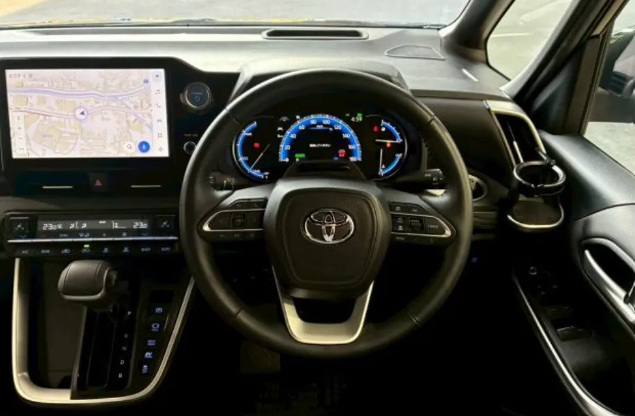Thumbnail image 9 for TOYOTA VOXY 2023 HYBRID SZ PACKAGE BLACK COLOU