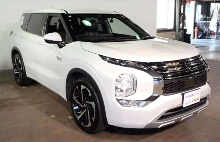 Mitsubishi Outlander PHEV New shape 2021 Pearl - image 1
