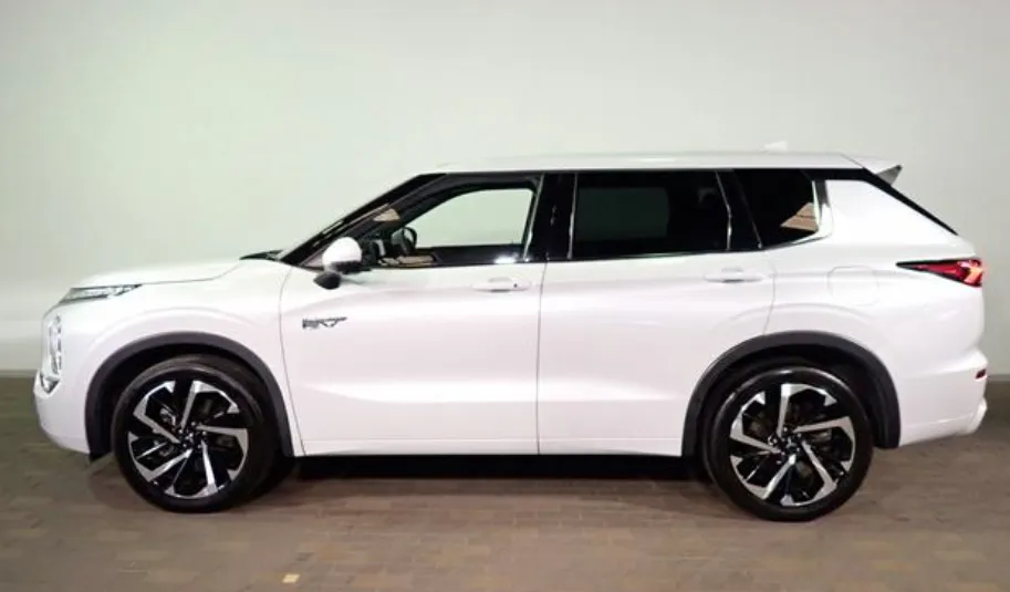 Mitsubishi Outlander PHEV New shape 2021 Pearl - image 3