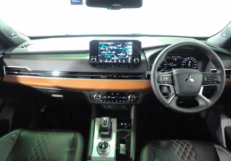 Mitsubishi Outlander PHEV New shape 2021 Pearl - image 10