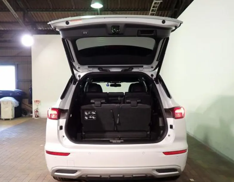 Mitsubishi Outlander PHEV New shape 2021 Pearl - image 12