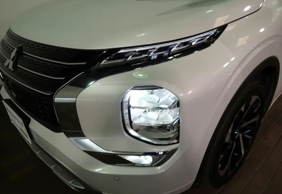Mitsubishi Outlander PHEV New shape 2021 Pearl - image 13